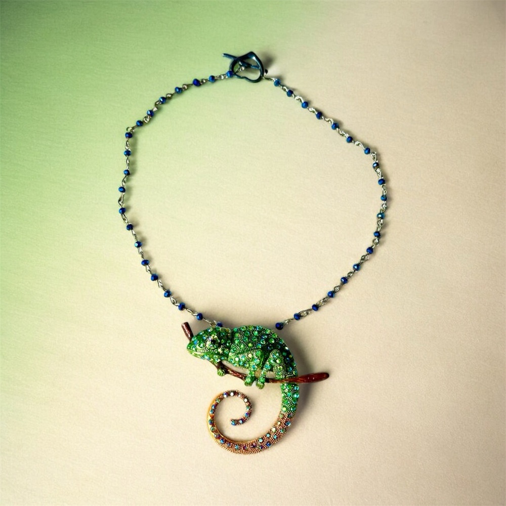 Cool, large chameleon, bright colors, rhinestones on rosary type chain NWOT - Picture 3 of 7